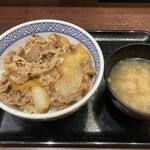 吉野家 - 料理写真:牛丼　みそ汁