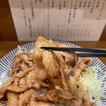檍食堂 - ほどよい厚みにスライスされたバラ肉に、脂身の甘みを引き立てる旨みの強い生姜醤油ダレ