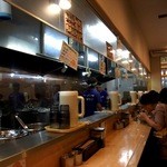 ラーメン 千家 - カウンターとテーブルで意外に広い店内