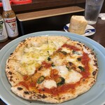 バルハチゴー - ピッツアが運ばれてきました✨