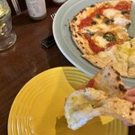 バルハチゴー - クワトロフォルマッジにはちみつをたっぷりかけていただきま〜す♡ŧ‹”ŧ‹”( ‘ч’ )ŧ‹”ŧ‹”
      