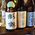 旬肴地酒 寅八 - 気になる日本酒がズラリと並んでいます