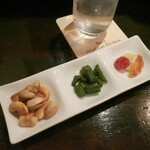 バー アトリウムギンザ - 毎回変わるチャーム。マスターお手製のスモークナッツが美味、一俵買って帰りたい