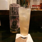 バー アトリウムギンザ - ハイランドクーラー。ベースのスコッチが蒸気機関車なので、ピーティーな後味