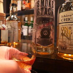 バー アトリウムギンザ - ブレンデッドウイスキー「SMOKE STACK」。スモーキーでありつつ、樽熟成に由来するバニラの甘い香りも