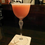 バー アトリウムギンザ - Beloved Time。カンパリをベースに卵白をハードシェイク、自家製パッションフルーツのシロップで風味付け