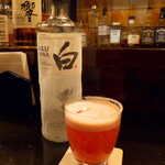 バー アトリウムギンザ - サントリーの国産純米ウォッカ「白」をベースに、すいかのソルティドッグ。夏ならではの味