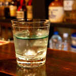 バー アトリウムギンザ - ウォッカ・アイスバーグ。ウォッカのオンザロックにアブサンをフロート（一般的なレシピではステア）。これが禁断の美味