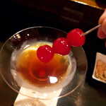 バー アトリウムギンザ - ライウイスキーの海から、だんご三兄弟・見参！ 単なるドレンチェリーでなく、仕事がしてあるから美味しい