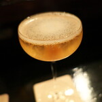 バー アトリウムギンザ - シャンパンカクテル。ビターズを染み込ませた角砂糖を中央に置き、次第に溶けゆく味の変化を楽しむ