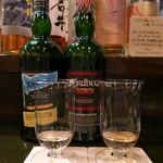 バー アトリウムギンザ - 限定品のアードベッグを飲み比べ。パワフルな正露丸の「スコーチ」、焙煎大麦の風味が感じられる「アードコア」