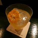 バー アトリウムギンザ - みかんカクテル。自家製のドライみかんは酸味があり、カクテルの甘みと上手く調和する