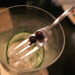 バー アトリウムギンザ - ジュニパーベリーを食べるのは初めて！ 味はジンの方へ抜けているが、黒胡椒の粒みたいな食感