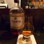 バー アトリウムギンザ - カロライナウイスキー「TOPO」。8種類のオーク樽を使用、バーボンより深く渋い印象