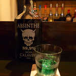 バー アトリウムギンザ - スペイン産のアブサン「CALAVERA NOIR」。凶悪な見た目に違わず、アルコール度数899％！ これが美味しいから困りもの