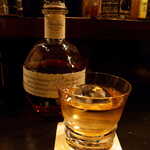 バー アトリウムギンザ - バーボン「ブラントン」は甘さ加減が絶妙で、私の好きな銘柄の一つ。お祝いで金箔を乗せてもらいました