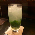 バー アトリウムギンザ - シャルトリューズのモヒート。ラムではなく、薬草系リキュールをベースにしたハーバルな一杯
