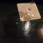 バー アトリウムギンザ - 使い込まれ、たくさんの思い出が染み込んだカウンター。ここに肘を掛けるのは、今夜が最後