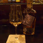 バー アトリウムギンザ - 台湾のシングルモルト「KAVALAN」ラムカスク。甘い芳香をストレートで楽しむ