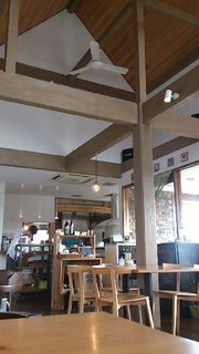 イタリア料理 トト - 天井が高くて開放感があります。