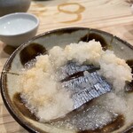 食堂 おがわ - “きずし”。大根下ろしと共に。鯖の風味と色味、締め具合、大根の辛さ、酢の加減。バランス抜群！