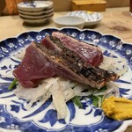 食堂 おがわ - “鰹タタキ”。とにかく見た目が非常に美しい！玉ねぎとオクラを辛子と絡めて食する。最高に美味いと感じます。