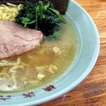 ラーメン六角家 戸塚店 - 鶏油多めでも旨味の強いスープ。