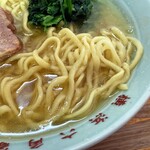 ラーメン六角家 - 酒井製麺の中太麺。