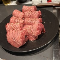 奈良きみや 別邸 柘榴 - 重厚感溢れる厚切り牛タン。4人前（1人2枚）