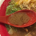 東大 - 茶系豚骨醤油のスープ