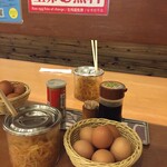 東大 京都店 - 備付けの調味料　生卵は無料