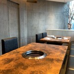 銀座 山科 - 夜景の綺麗な方の席に座りもう1卓は店員さんの焼き卓となります