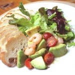 아보카도와 해산물 샐러드 재단