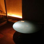 Fujiya 1935 - トルコブルーのオブジェの上を水滴が転がる異空間