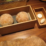 Fujiya 1935 - 木箱に収めた石板の上のパンとバター、金胡麻のバター2