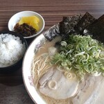 ラーメン新蔵 - 大盛ラーメン＋ご飯