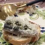 anchoa - 潤目鰯の酢漬け、カリンのジャム、黒オリーブのペースト、羊のチーズ、バケット。