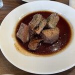 テイスティングバー 柴田屋酒店 - 牛肉の赤ワイン煮