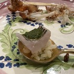 anchoa - 太刀魚の炙りとお米のサラダ、パクチーとニンニクとクミンのソース。