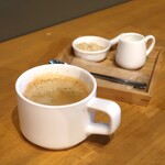 La casa - コーヒー（400円）。ミルクと砂糖の入れ物かわいい～。