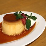 La casa - 幸せ卵と生クリーム仕立てのプリン（600円）。