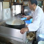 讃岐うどん がもう - お店に入って左手直ぐのところでうどんを湯がいています。ここで 大 か 小 そして 温 か 冷 を告げます。