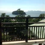 カフェ ラウンジ アンド バー アゼリア - 窓から竹島