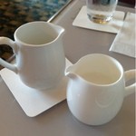 カフェ ラウンジ アンド バー アゼリア - ミルクのピッチャーとフレッシュのピッチャー