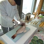Mango Tsuri Toukyou - 10月ﾗﾝﾁﾀｲﾑ　平日限定　屋台でシェフが捌きます　”真鯛のカルパッチョ”