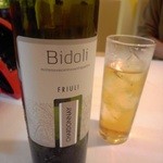 Italian cafe Radice - 白ワインとアマレットジンジャー