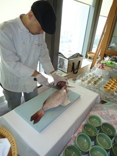 Mango Tsuri Toukyou - 10月ﾗﾝﾁﾀｲﾑ　平日限定　屋台でシェフが捌きます　”真鯛のカルパッチョ”