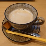 Tonkatsu Hararaki - １杯ずつ豆を挽いて落とすコーヒー。ミルクを入れたように見えますが「クリーミーな泡」です。
