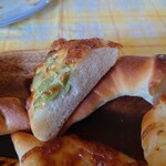 ブーランジェリー・アンプ - モッチリとしてる半分に切られた月型のパン
            ほんのりと塩味でプレーンな美味しさ