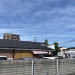 ラーメン 杉田家 - 隣のローソンから杉田家を眺める